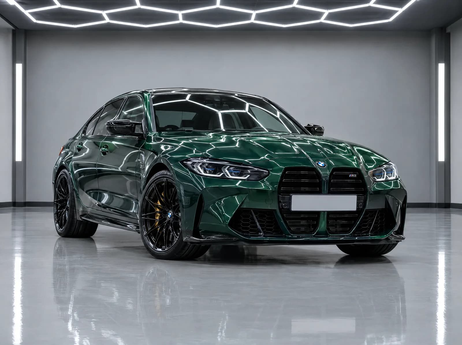 Frisch aufbereiteter grüner BMW M3 in einem hellen Aufbereitungsstudio, die Wabenleuchten spiegeln sich im Lack